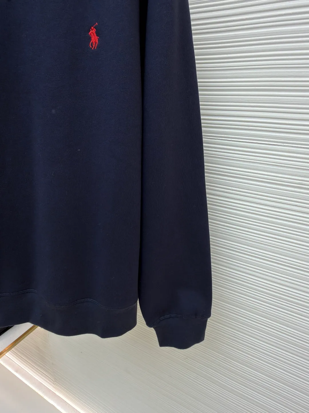 Ralph Lauren logo embroidered sweatshirt ●Original version: Purchased and developed at 1690 ●Item number: 1681542-A15 ●Fabric: Cloud-like honey cotton fleece sweatshirt fabric ●Technology: Made by Hasuo ●Color: Navy blue ●Version: Fitted version ●Weight: about 430 grams ●Size: S-M-L-XL ●Description: Customized cloud-like honey cotton fleece sweatshirt material with a delicate touch and comfortable skin-based tone based on matte gray Comes with a layer of soft light filter. Exquisite indigo pony logo is embellished. It is highly recognizable. It has a breath of freedom and vitality. A symphony of pure and smart colors. It outlines a high-end outline with extreme simplicity. It becomes the smart focus of the vision. Shows taste in silence and adopts imported machine embroidery technology. Uses advanced computer control system and precision mechanical components to realize the iconic pony embroidery operation. High precision. The lines are smooth and delicate, using the Hasuo process. Sewing on a specific machine. The high fastness of Haha thread adds visual effects. It is time-consuming and labor-intensive, and the fabrics are washed. It has a better hand feel and texture. It is not easy to deform, shrink or fade. It maintains long-term beauty. The overall wiring is straight and delicate, the fabric is comfortable and soft, and the color is consistent without color difference. It can be matched with the same style to create a fashionable look and control various occasions. Customized accessories, complete with three standards, same style for men and women!